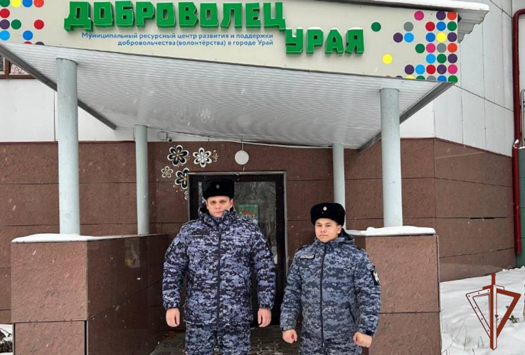 Росгвардейцы приняли участие в благотворительных новогодних акциях на Урале