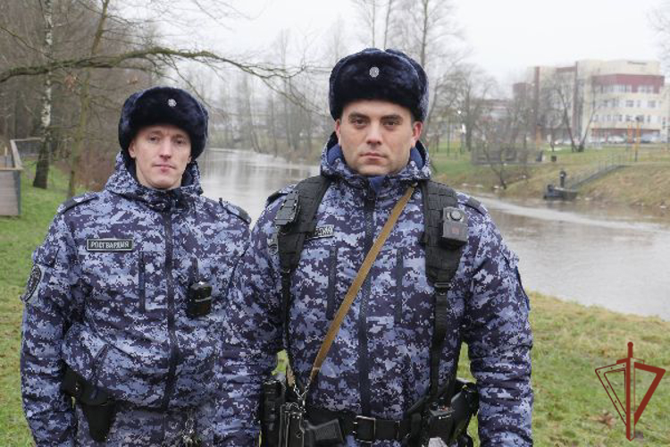 В Петербурге наряд Росгвардии оказал содействие сотрудникам МЧС в спасении упавшего в воду гражданина 