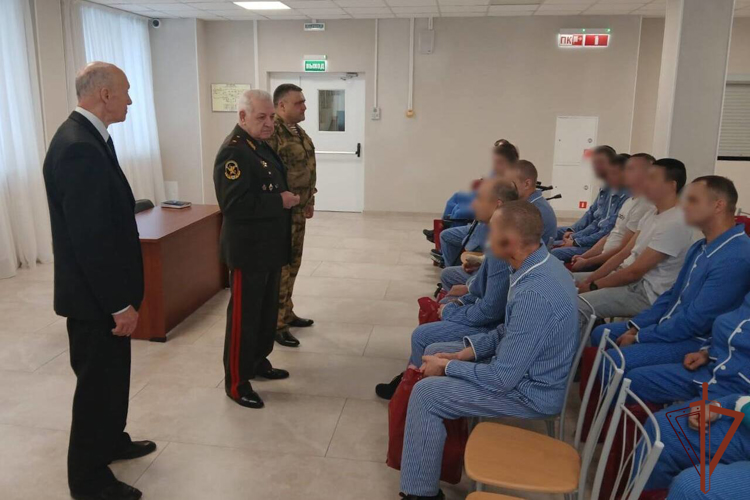 Представители Совета ветеранов Росгвардии навестили раненых росгвардейцев в Главном госпитале ведомства 