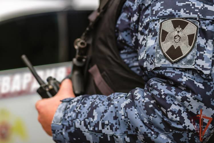 В Алтайском крае росгвардеец спас из горящего дома семейную пару