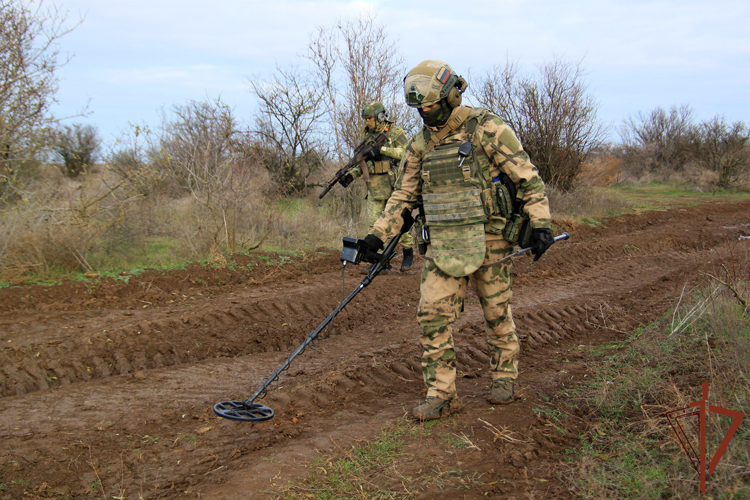 В Херсонской области саперы Росгвардии  обнаружили тротиловые шашки на грунтовой дороге (видео)