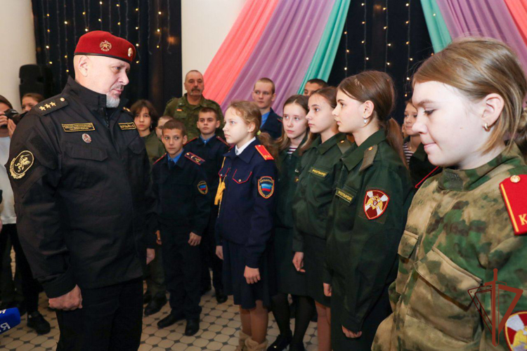 Генерал-полковник Алексей Воробьёв провел торжественный прием учеников профильных классов Росгвардии из новых регионов России (видео)