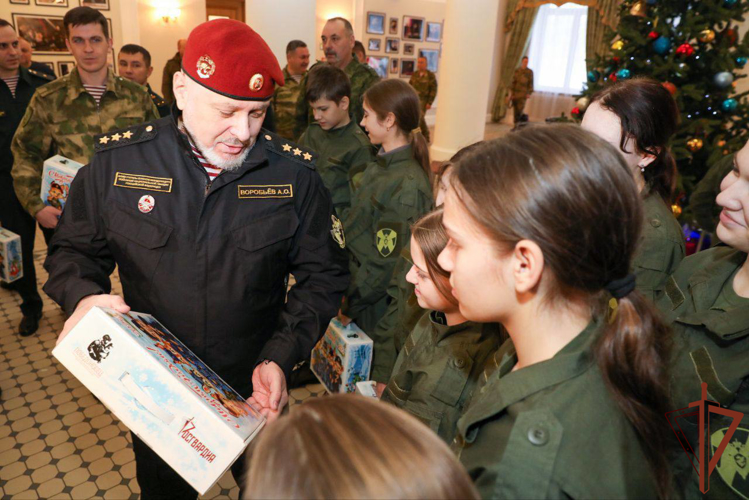 Генерал-полковник Алексей Воробьёв провел торжественный прием учеников профильных классов Росгвардии из новых регионов России (видео)