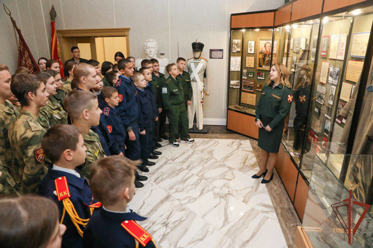 Генерал-полковник Алексей Воробьёв провел торжественный прием учеников профильных классов Росгвардии из новых регионов России (видео)