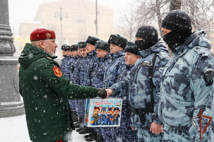 Генерал-полковник Алексей Воробьев поздравил росгвардейцев, заступающих на службу в новогоднюю ночь