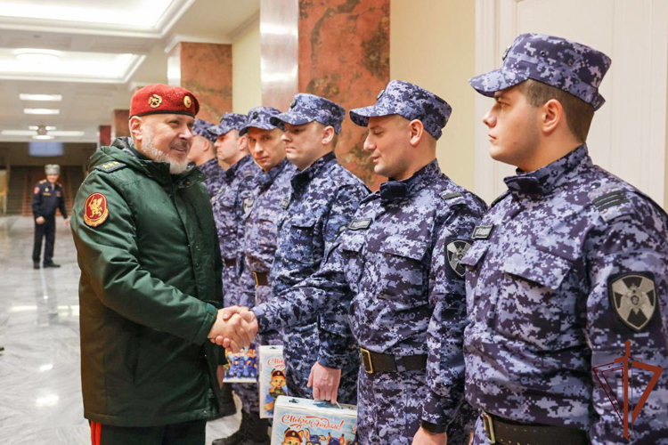 Генерал-полковник Алексей Воробьев поздравил росгвардейцев, заступающих на службу в новогоднюю ночь