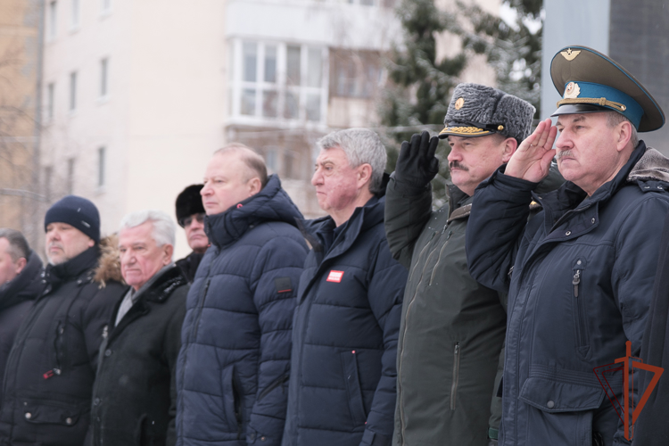 Врио командующего Уральским округом Росгвардии возложил цветы к мемориалу «Черный тюльпан» в Екатеринбурге