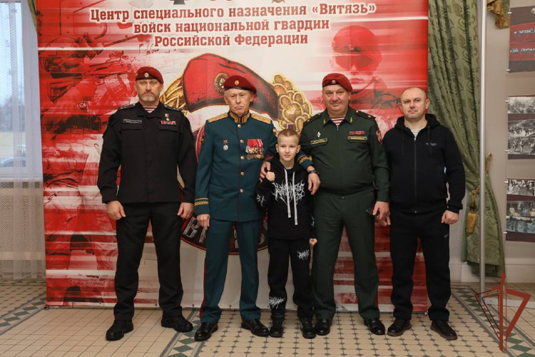 В рамках всероссийской акции «Елка желаний» в Росгвардии исполнили мечту пятиклассника из Москвы (видео)