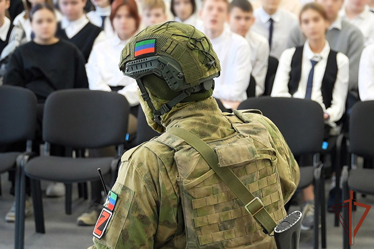 Росгвардейцы передали гуманитарную помощь жителям и провели встречи с детьми в новых российских регионах (видео)