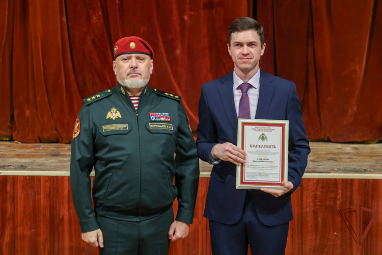 Генерал-полковник Алексей Воробьев вручил награды артистам Академического ансамбля песни и пляски Росгвардии
