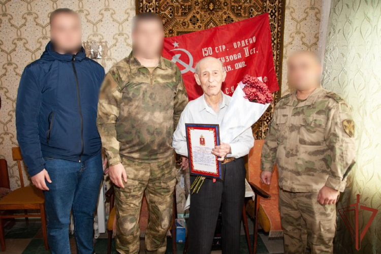 В Мариуполе военнослужащие Росгвардии и военной контрразведки поздравили ветеранов с наступающим Новым годом (видео)