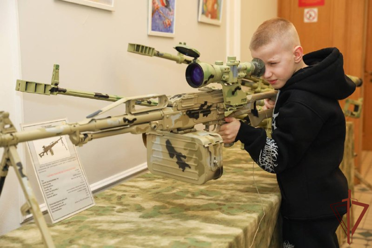 В рамках всероссийской акции «Елка желаний» в Росгвардии исполнили мечту пятиклассника из Москвы (видео)