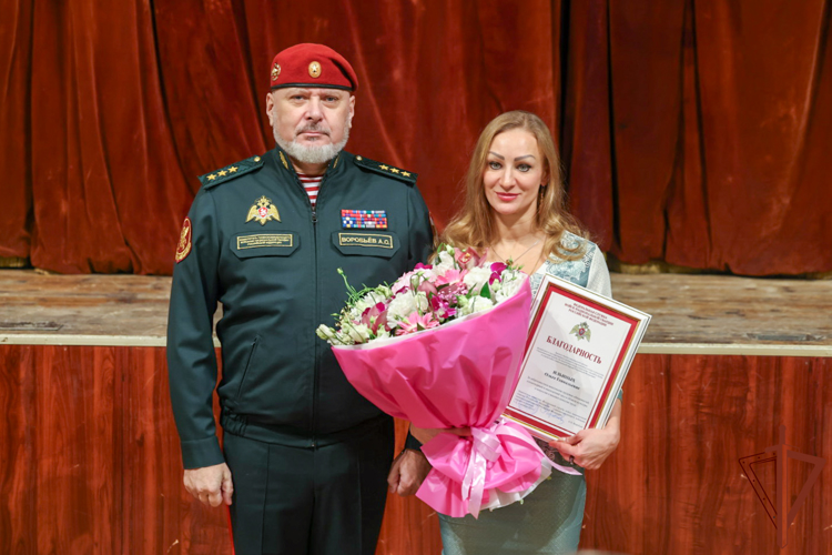 Генерал-полковник Алексей Воробьев вручил награды артистам Академического ансамбля песни и пляски Росгвардии