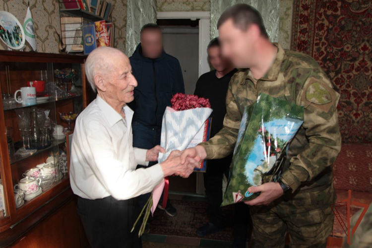 В Мариуполе военнослужащие Росгвардии и военной контрразведки поздравили ветеранов с наступающим Новым годом (видео)