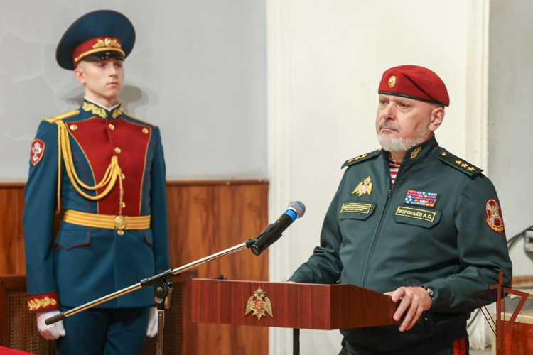 Генерал-полковник Алексей Воробьев вручил награды артистам Академического ансамбля песни и пляски Росгвардии