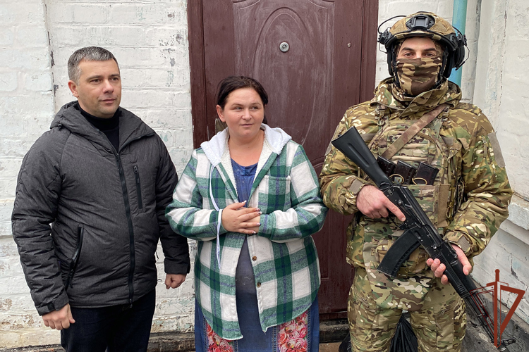Росгвардейцы передали гуманитарную помощь жителям и провели встречи с детьми в новых российских регионах (видео)