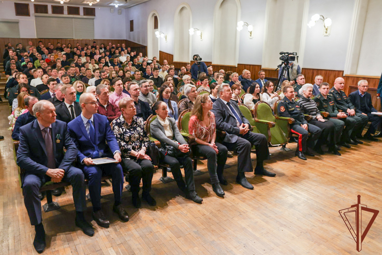 Генерал-полковник Алексей Воробьев вручил награды артистам Академического ансамбля песни и пляски Росгвардии