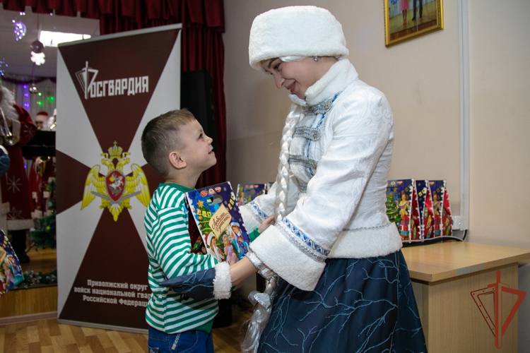 Дед Мороз специального назначения Росгвардии навестил детей в Нижегородской области