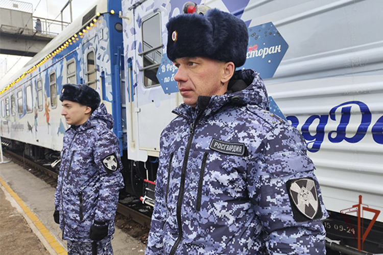 Сотрудники Росгвардии обеспечили безопасность прибывшего на Дальний Восток поезда Деда Мороза