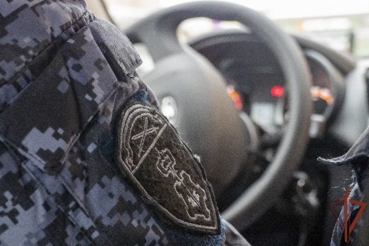 Экипаж Росгвардии пришел на помощь водителю опрокинувшегося автомобиля в Санкт-Петербурге 