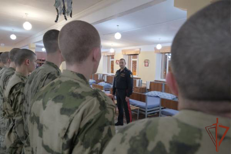С Новым годом поздравили заступивших на боевое дежурство военнослужащих и сотрудников Уральского округа Росгвардии.