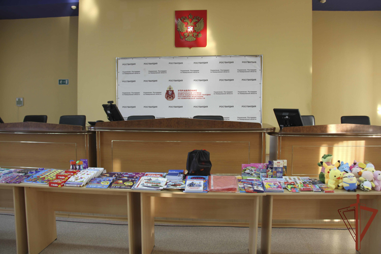 В Кузбассе росгвардейцы организовали сбор помощи для детей из новых регионов России