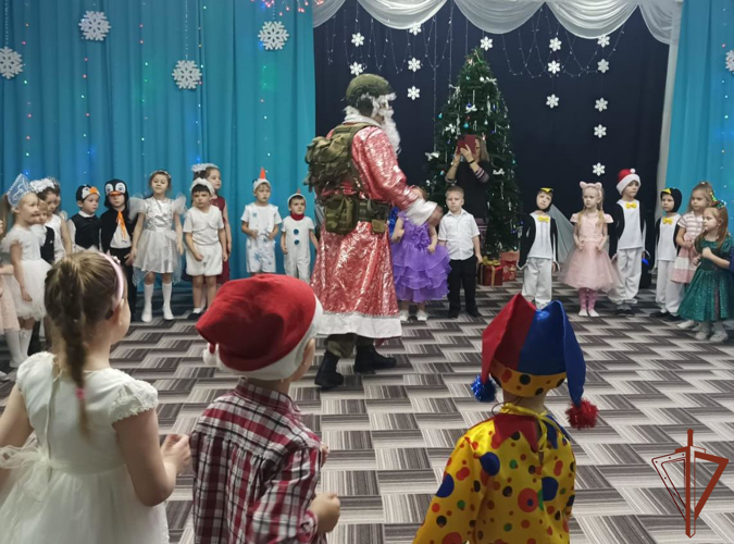 В регионах Сибири росгвардейцы поздравляют детей с наступающим Новым годом