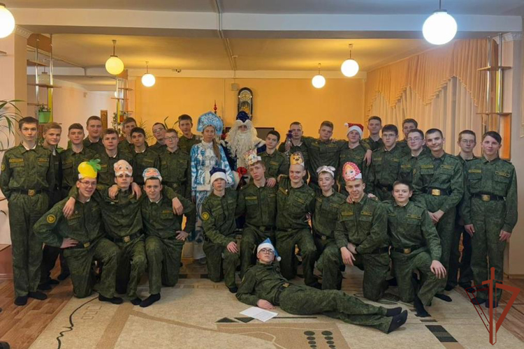 В регионах Сибири росгвардейцы поздравляют детей с наступающим Новым годом