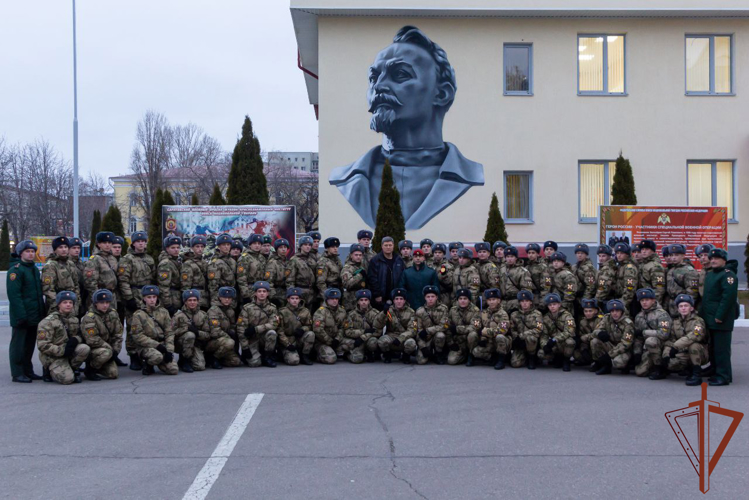 В Саратовском военном институте Росгвардии прошла встреча с легендой бокса Алексеем Лезиным
