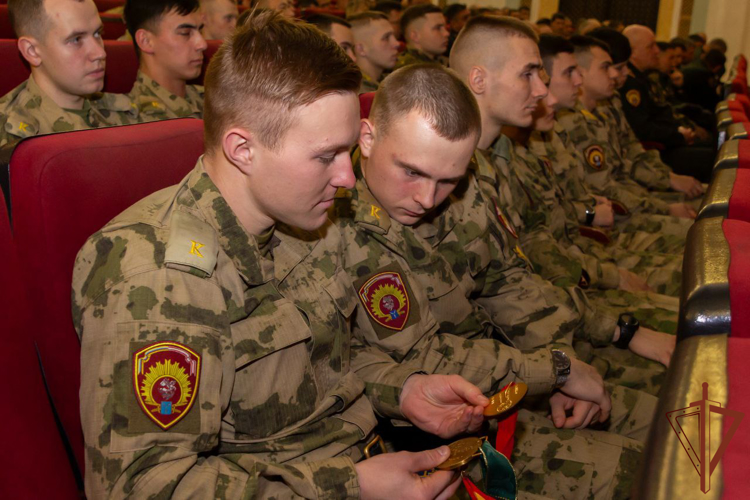 В Саратовском военном институте Росгвардии прошла встреча с легендой бокса Алексеем Лезиным