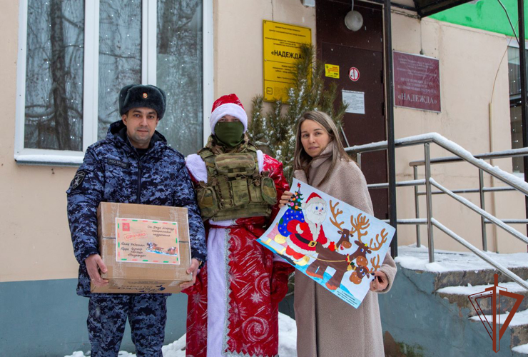 Дед Мороз специального назначения поздравил воспитанников социальных центров на Урале