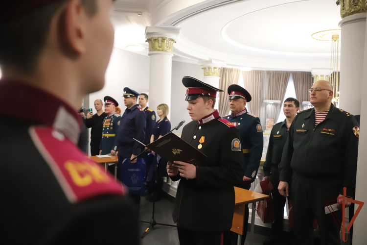 Сотрудники и военнослужащие Росгвардии в регионах Сибири стали участниками мероприятий, приуроченных ко Дню Конституции