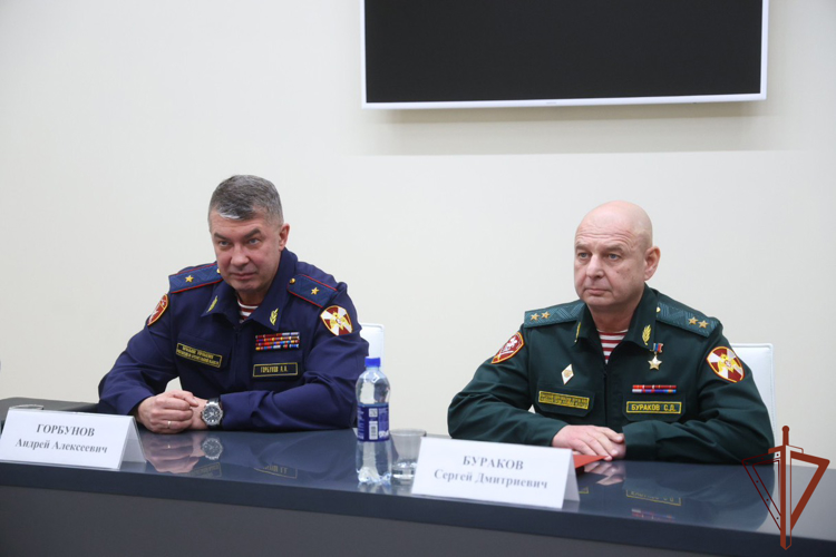 Командующий Северо-Западным округом Росгвардии вручил ведомственную медаль губернатору Архангельской области 