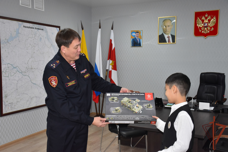 Новогоднюю мечту пятиклассника исполнил начальник Управления Росгвардии по Республике Калмыкия