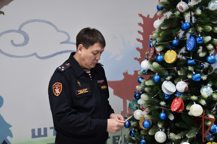 Новогоднюю мечту пятиклассника исполнил начальник Управления Росгвардии по Республике Калмыкия