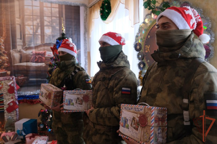 Росгвардейцы и сотрудники ФСБ дали старт всероссийской ведомственной акции «Дед Мороз Специального назначения» в ЛНР (видео)