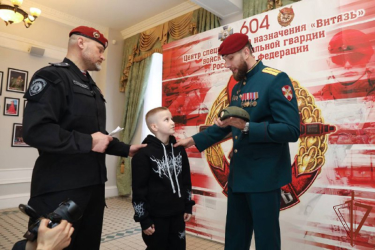 В рамках всероссийской акции «Елка желаний» в Росгвардии исполнили мечту пятиклассника из Москвы (видео)