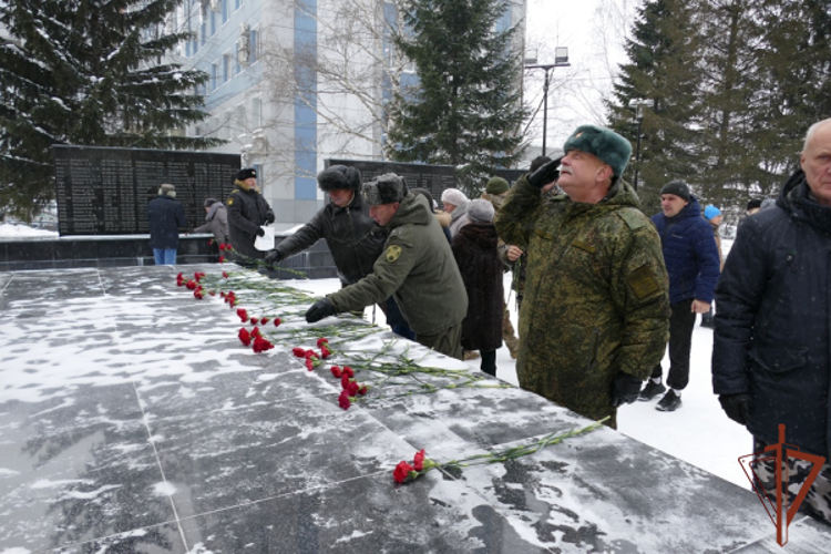 Росгвардейцы в регионах Сибири почтили память погибших в боевых действиях на Северном Кавказе