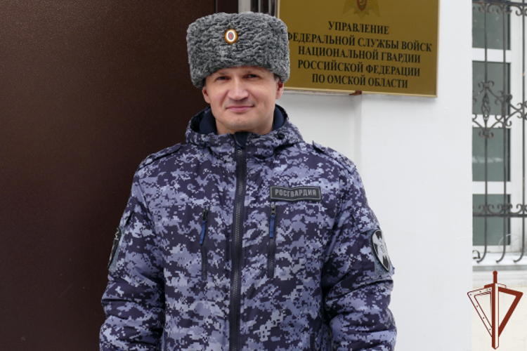 Офицер Росгвардии в Омске оказал помощь в тушении загоревшегося автомобиля с газовым оборудованием