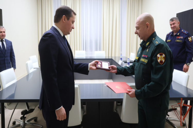 Командующий Северо-Западным округом Росгвардии вручил ведомственную медаль губернатору Архангельской области 