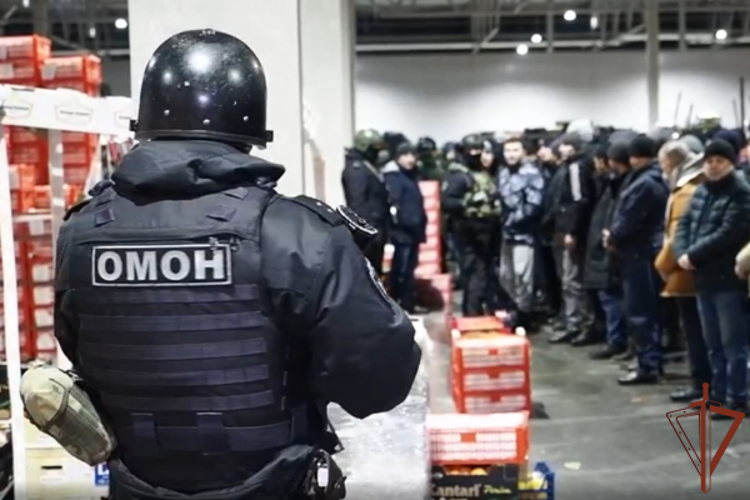 В Санкт-Петербурге при содействии ОМОН Росгвардии проведен рейд по установлению не вставших на воинский учет натурализованных граждан РФ (видео)