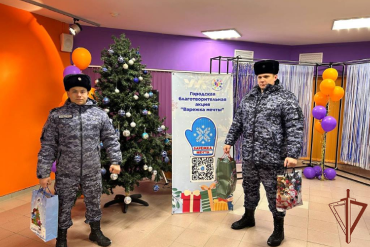 Росгвардейцы приняли участие в благотворительных новогодних акциях на Урале