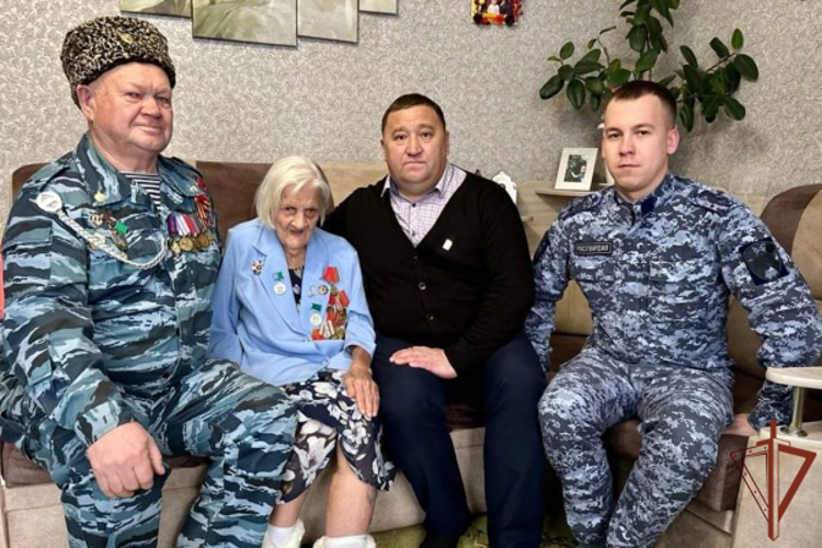 Со 100-летним юбилеем ветерана Великой Отечественной войны поздравили росгвардейцы в Тюменской области