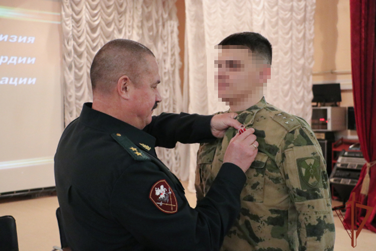 Военнослужащим Уральского округа Росгвардии вручены государственные награды