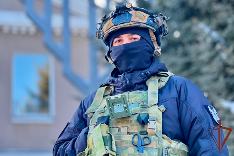 В Биробиджане офицер СОБР Росгвардии спас на улице замерзающую женщину с ребенком 
