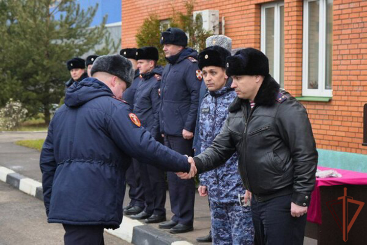 Ключи от более 100 новых служебных автомобилей вручили росгвардейцам в Подмосковье (видео)