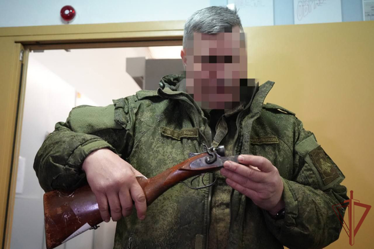 В Подмосковье сотрудники Росгвардии подготовили к передаче в зону СВО порядка 800 единиц оружия для борьбы с дронами (видео)
