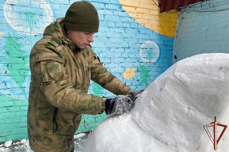 Военнослужащие Росгвардии благоустроили игровые площадки в подшефном томском детском доме 