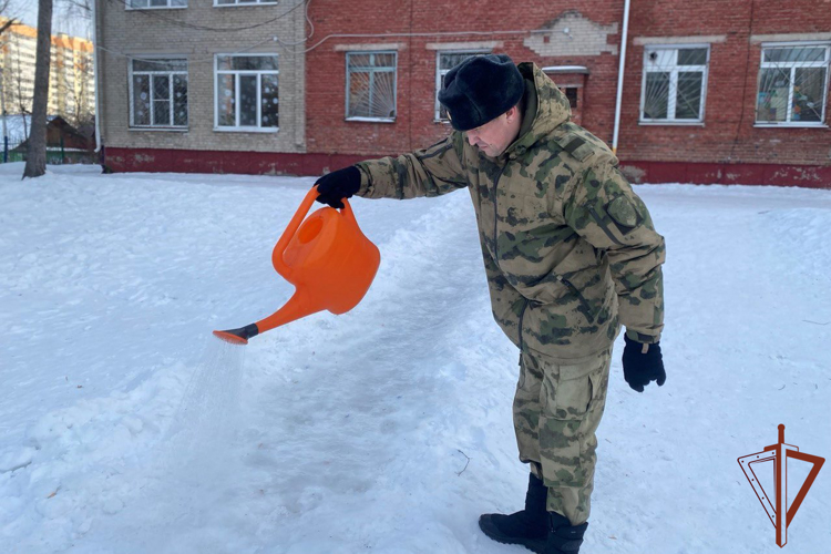 Военнослужащие Росгвардии благоустроили игровые площадки в подшефном томском детском доме 