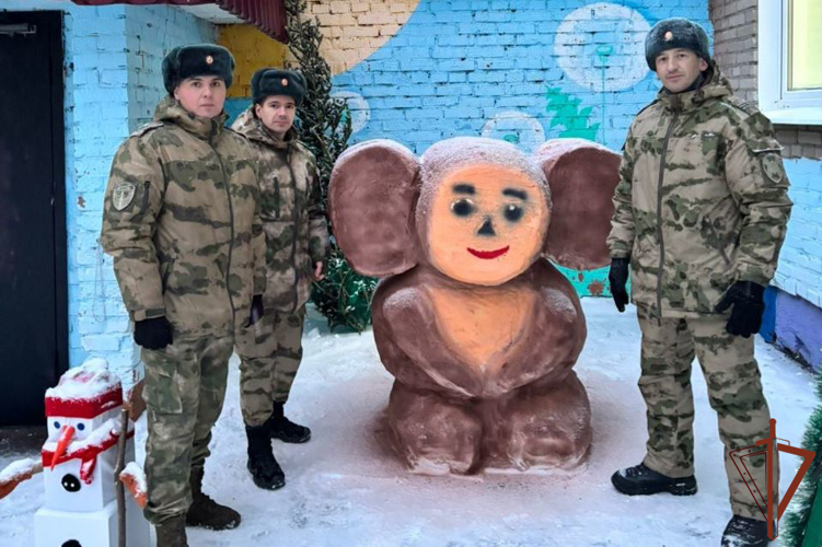 Военнослужащие Росгвардии благоустроили игровые площадки в подшефном томском детском доме 